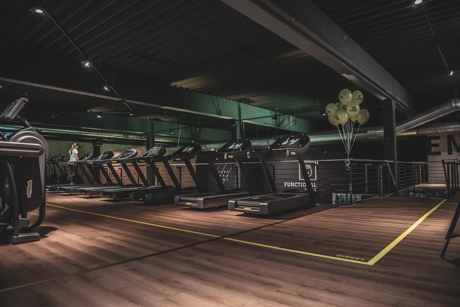 Equipamiento de cardio y espacio de entrenamiento de un gimnasio de referencia