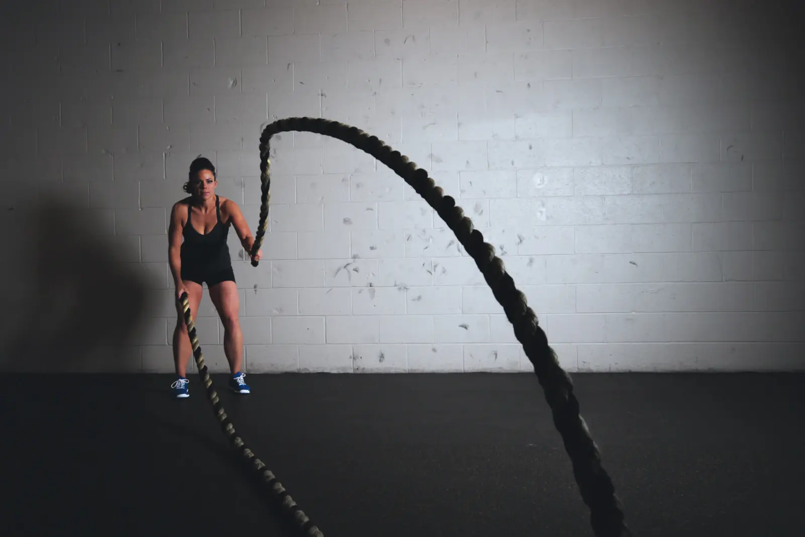 Deportista realizando entrenamiento funcional con cuerdas en una fotografía de referencia